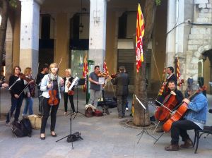 Els músics de l'OCE fan un concert al carrer per demanar la dimissió del director Carles Coll